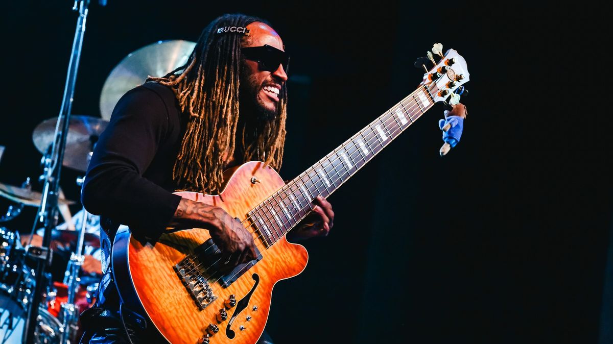 Jedna basa vládne všem. Přijíždí Thundercat, virtuos, který hraje ve Star Wars